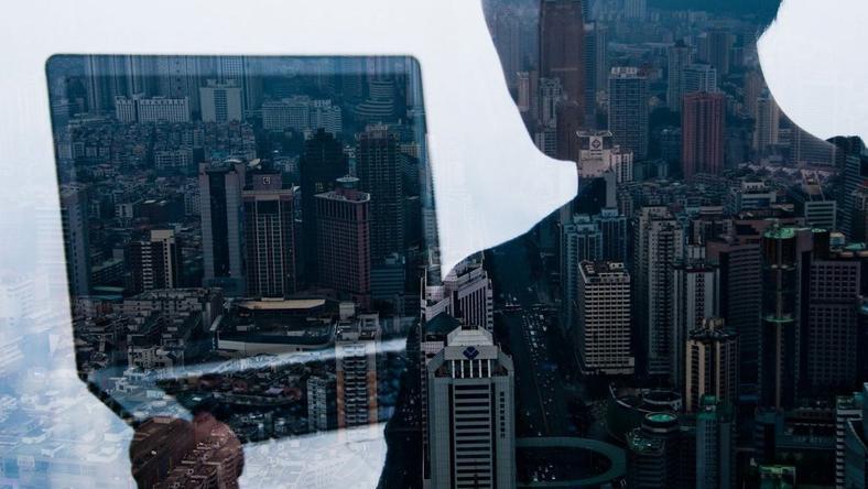 丈夫去世半年,但妻子还必须为他的手机充值